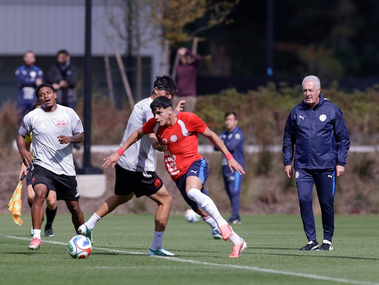 El delantero de Paraguay, Ramón Sosa transporta el esférico ante la mirada del seleccionador de la Albirroja, Gustavo Alfaro, en el entrenamiento ante el New York Red Bull.