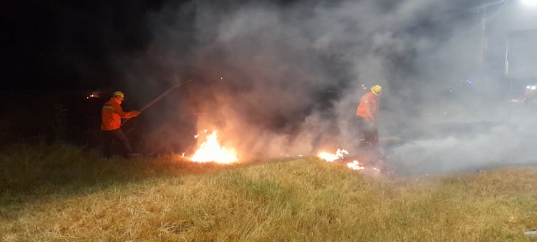 Un voraz incendio de pastizal se registró en la ciudad de Ypacaraí.