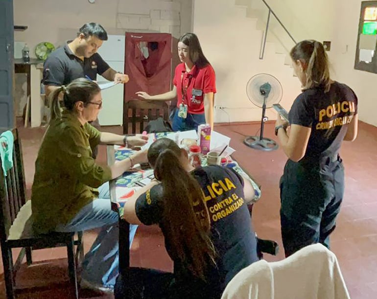 La fiscala Diana Gómez verifica documentaciones presentadas por la joven que alquila el inmueble, en Sajonia. 