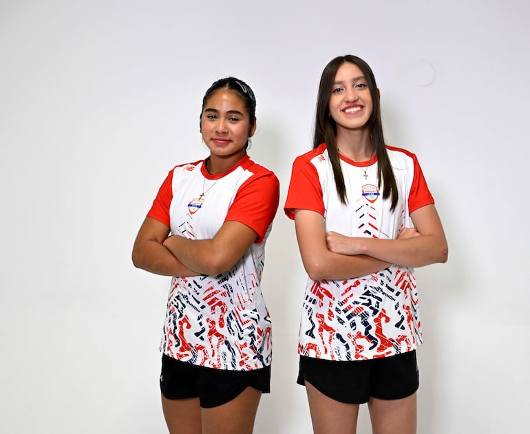 Sofía Martínez con cabello recogido y expresión serena, y Estefaía Gómez sonriendo, ambas en camisetas blancas y rojas con escudo.