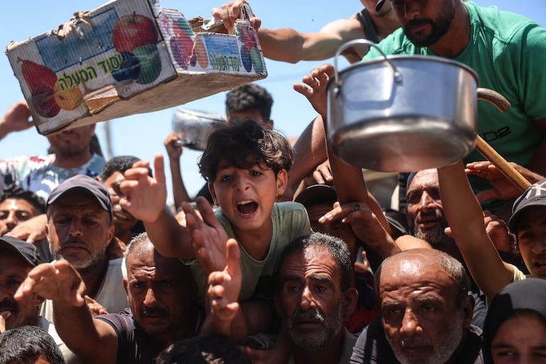 Palestinos desplazados buscan alimentos en el campo de refugiados Khan Yunis, en el sur de Gaza.