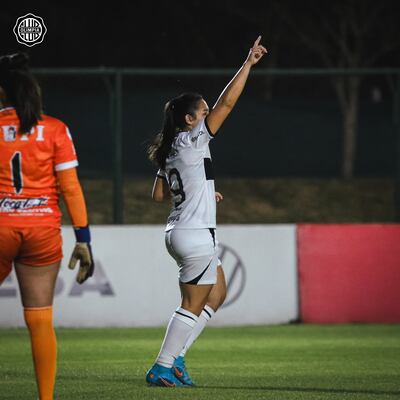 Karina Castellano anotó tres goles ante Ameliano