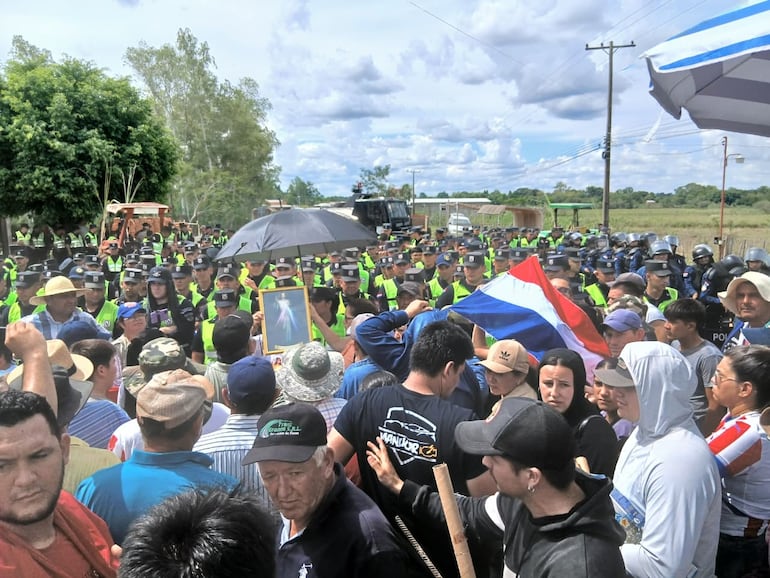 Policías y manifestantes enfrentados. 