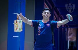 Blas Miguel Riveros (27 años), de gran temporada 2025, a la salida del plantel azulgrana de Barrio Obrero con destino a Minga Guazú.