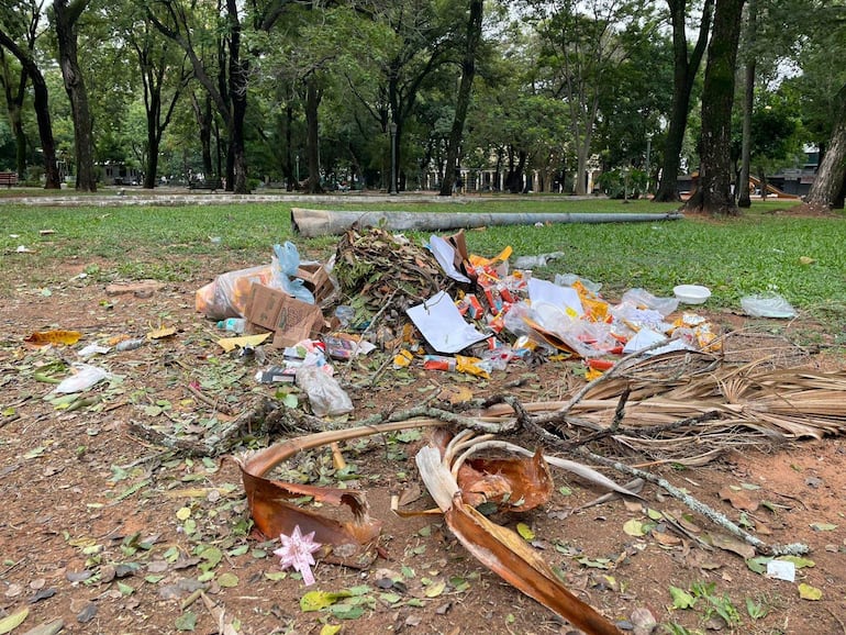 Abandono en Asunción: Basura y desidia sepultan a las plazas Uruguaya y de las Américas