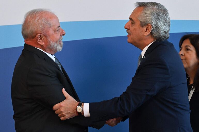 El presidente argentino Alberto Fernández recibe al mandatario de Brasil, Lula da Silva, en la Cumbre del Mercosur en Puerto Iguazu, Argentina. (AFP)