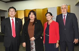 Katsumi Itagaki, embajador de Japón en Paraguay junto con Zully Vera, María José de Aranda y Miguel Ángel Aranda.