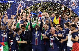 Paris Saint-Germain's French forward #10 Ousmane Dembelelifts the trophy as he celebrates with teammates after winning the UEFA Champions League final football match between Paris Saint-Germain (PSG) and Arsenal FC at the Puskas Arena in Budapest on May 30, 2026. (Photo by FRANCK FIFE / AFP)