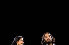 Fotografia sin fechar tomada y distribuida por Reliance muestra Anant Ambani (d),  hijo del billonario indio Mukesh Ambani, con su prometida Radhika Merchant hablaando a los invitados de fiesta de pre boda que duró tres días in Jamnagar. Rihanna y el predidente de Meta Mark Zuckerberg estuvieron en la India para esta extravagante celebración.