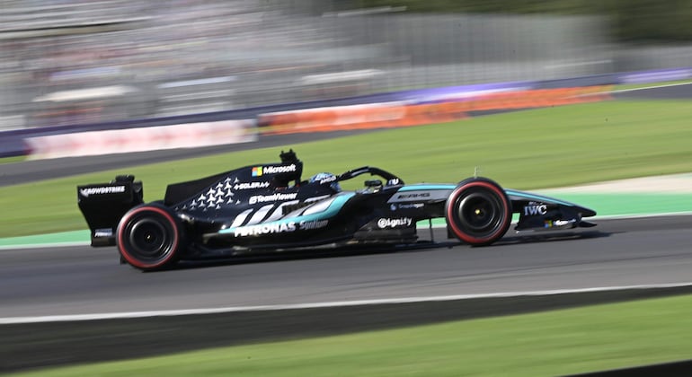 El monoplaza de Mercedes del piloto británico George Russell en el segundo ensayo libre del Gran Premio de Italia de la Fórmula 1 en el Circuito de Monza, en Monza, Italia. 
