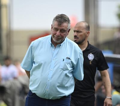 Éver Hugo Almeida, entrenador de Olimpia, durante el partido frente a Nacional por el torneo Clausura 2025 de la Primera División de Paraguay en el estadio Arsenio Erico, en Asunción, Paraguay. 