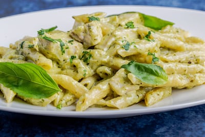 Mostaccioli a la crema de quesos y hierbas.
