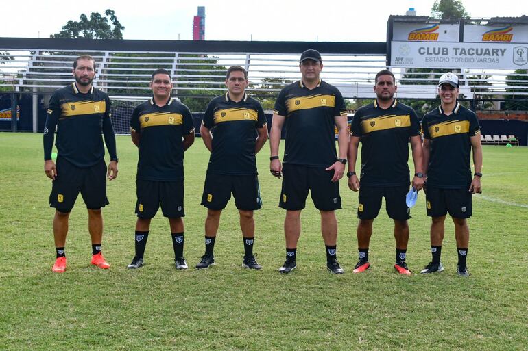 Aldo Bobadilla (ter. de der. a izq.) en la presentación como nuevo entrenador de Tacuary en el estadio Toribio Vargas, en Asunción.