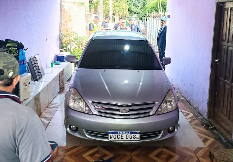 El automóvil incautado por los intervinientes durante el allanamiento.