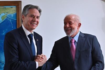 El presidente de Brasil, Luiz Inácio Lula da Silva (d), recibe este miércoles al secretario de Estado estadounidense, Antony Blinken, quien ha llegado al país para asistir a una reunión de ministros de Exteriores del G20, en el Palacio de Planalto en Brasilia (Brasil). Según fuentes oficiales, mantendrán una reunión que no durará más que una hora y en la que tratarán diversos asuntos, entre los que figuran la situación de Venezuela, los conflictos en Ucrania y en Oriente Medio y el propio grupo que reúne a las mayores economías del mundo.