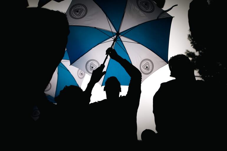 BUENOS AIRES (ARGENTINA), 01/05/2024. Personas que asistieron a una marcha con motivo del Día Internacional de los Trabajadores el pasado miércoles, en Buenos Aires (Argentina). La Confederación General del Trabajo (CGT), uno de los sindicatos más importantes de Argentina, inició el miércoles una movilización masiva en el Día Internacional del Trabajador para "defender los derechos laborales" y en contra del "ajuste brutal" del Ejecutivo de Javier Milei. EFE/ Juan Ignacio Roncoroni
