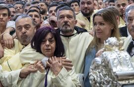 El actor Antonio Banderas ejerce habitualmente como mayordomo del Trono de la Virgen de María Santísima de Lágrimas y Favores.
