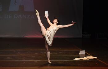 Monserrat Rivas es una bailarina que integra el grupo que se presentará este sábado con la muestra "Danza desde el alma".