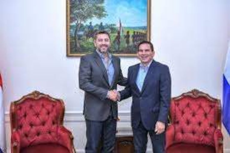 El presidenciable del cartismo, Pedro Alliana, junto a su eventual dupla a la vicepresidencia, el ministro Juan Carlos Baruja.