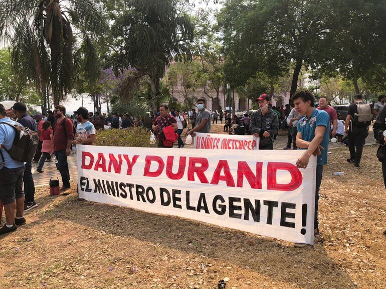 Con carteles de apoyo al ministro de Urbanismo, Dany Durand, acudieron organizaciones sociales para presionar la aprobación de US$ 47 millones para construcción de viviendas con el Fonavis, programa cuestionado por la falta de transparencia.