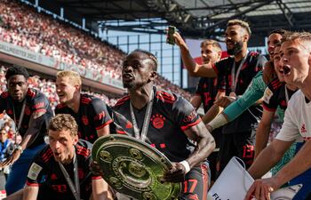 Sadio Mané, con el trofeo de la Bundesliga, celebra con sus compañeros el título. El delantero senegalés se consagró con Bayern en su primera temporada, tras haber abandonado el Liverpool.
