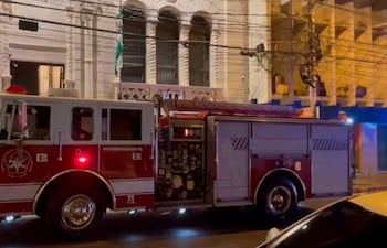 Los bomberos lograron sofocar el fuego producido por el estallido de un comprensor de aire en la sede central de la Universidad Privada Columbia, en el microcentro capitalino.