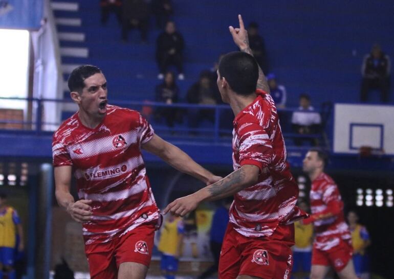 Jugadores de Afemec celebran uno de los tantos de la victoria de los "educadores" sobre Cerro Porteño.