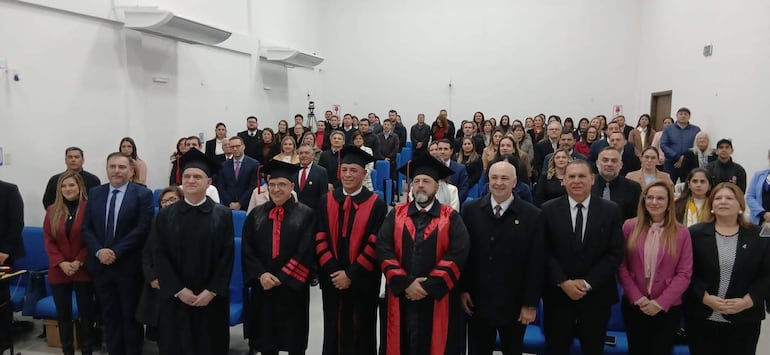 De izquierda a derecha: el rector de la Universidad Nacional de Pilar (UNP), Víctor Ríos; el decano de la Facultad de Derecho, Víctor Encina; el jurista español Jordi Ferrer Beltrán; el senador Ever Villalba; y la presidenta de la Circunscripción Judicial de Ñeembucú, Rosa de Jesús, junto a abogados, magistrados y estudiantes de Derecho, durante el acto de reconocimiento al destacado jurista español.