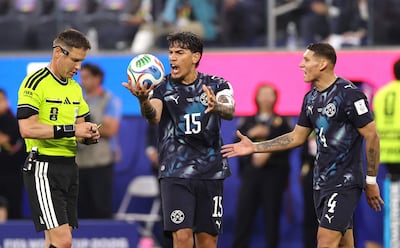Gustavo Gómez y Juan José Cáceres de Paraguay reaccionan ante el árbitro Danny Makkelie durante el partido del Grupo D de la Copa Mundial de la FIFA 2026 entre Estados Unidos y Paraguay en el Los Angeles Stadium en Los Ángeles, California.