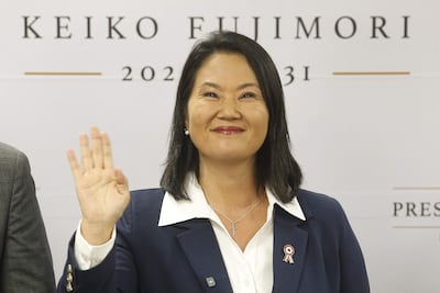 La electa del partido Fuerza Popular, Keiko Fujimori, saluda mientras da una declaración en su sede de campaña en el distrito de San Borja de Lima el 3 de julio de 2026.