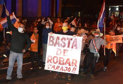 Movilización contra el robo estatal en plena pandemia. Al fondo y con kepi, Esther Roa participa en el evento.