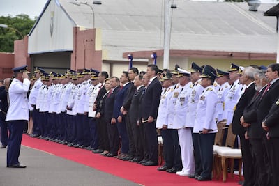 El presidente Santiago Peña recibe el saludo de un oficial militar en el aniversario de Nuetra Señora Virgen de Loreto patrona de la Fuerza Aérea Paraguaya
el pasado 14 de diciembre.
Gustavo MAchado