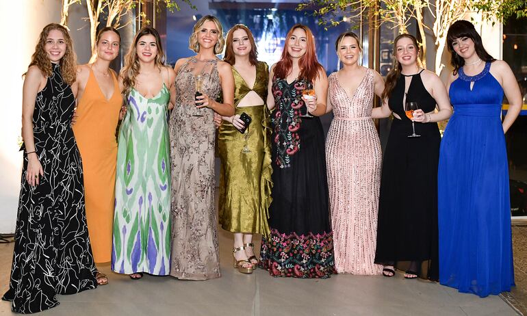 Las amigas y familiares de la novia.