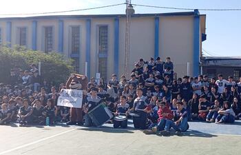 Padres y alumnos del colegio salesiano Don Bosco de Ypacaraí se manifestaron en la mañana de hoy, martes, en apoyo del director, padre Nicolás Zárate. Para mañana anuncian otra medida de protesta, para exigir la restitución del religioso.