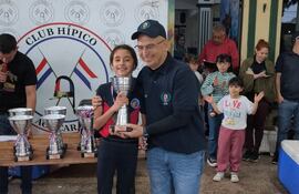 Montserrat Arzamendia tuvo una destacada actuación el sábado, ganando la 0.80 y siendo podio en 0.70. En la foto recibe su trofeo de manos del Dr. Héctor Castro, Director del Hospital Pediátrico "Niños de Acosta Ñu.