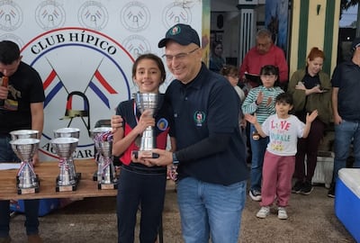 Montserrat Arzamendia tuvo una destacada actuación el sábado, ganando la 0.80 y siendo podio en 0.70. En la foto recibe su trofeo de manos del Dr. Héctor Castro, Director del Hospital Pediátrico "Niños de Acosta Ñu.