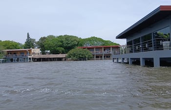 Muchas viviendas se encuentran inundadas en varios distritos de Ñeembucú a raiz de la crecida del río Paraná.