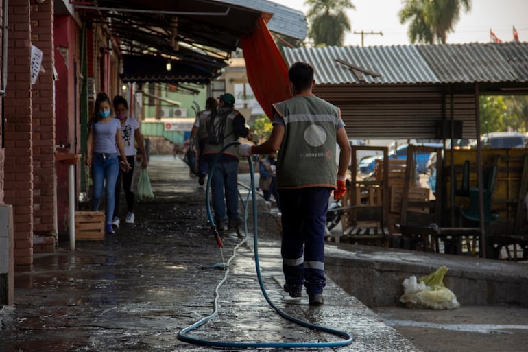 Funcionarios Municipales realizando la desinfección de locales del Mercado de Abasto (Archivo).