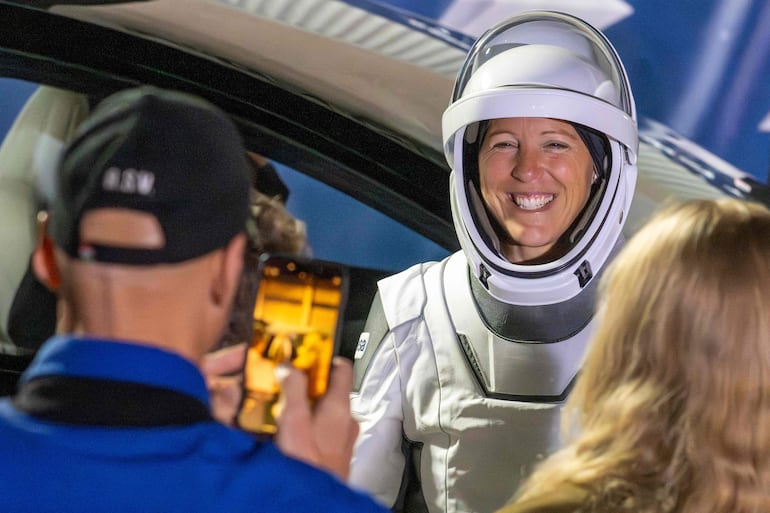 (Fotografía de archivo) La astronauta de la ESA (Agencia Espacial Europea) Sophie Adenot sonríe mientras se prepara para dirigirse al cohete Falcon 9 de SpaceX, con la nave Dragon de la compañía, en el Complejo de Lanzamiento Espacial 40 de la Estación de la Fuerza Espacial de Cabo Cañaveral, en Florida, el 13 de febrero de 2026.