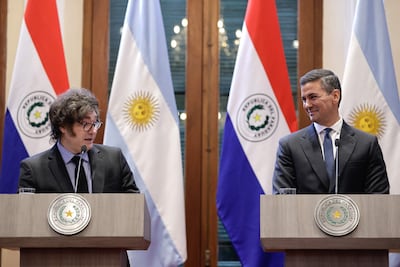 El presidente de Paraguay, Santiago Peña (d), junto al presidente de Argentina, Javier Milei.