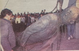 En 1991, durante la gestión de intendencia de Carlos Filizzola, se derribó la estatua de Alfredo Stroessner que se erigía en el Cerro Lambaré.