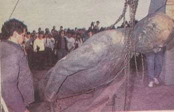 En 1991, durante la gestión de intendencia de Carlos Filizzola, se derribó la estatua de Alfredo Stroessner que se erigía en el Cerro Lambaré.