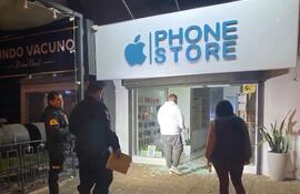 Local de venta de celulares que sufrió la visita de un amigo de lo ajeno en Villa Morra