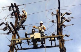 Agentes de la Administración Nacional de Electricidad (ANDE) trabajando en el sistema eléctrico.