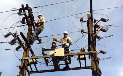 Agentes de la Administración Nacional de Electricidad (ANDE) trabajando en el sistema eléctrico.