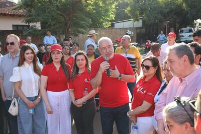 Justo Zacarías en medio de los políticos cartistas esteños.