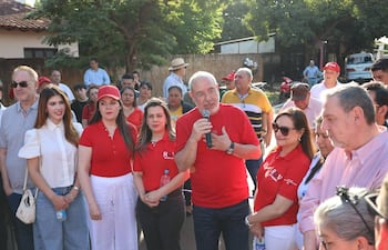 Justo Zacarías en medio de los políticos cartistas esteños.