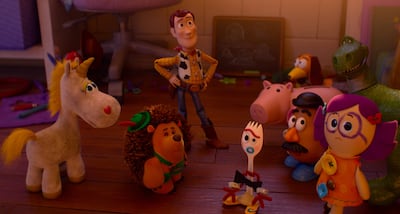 Muñeco de vaquero interactúa con un unicornio, erizo y otros juguetes en un ambiente acogedor y colorido.