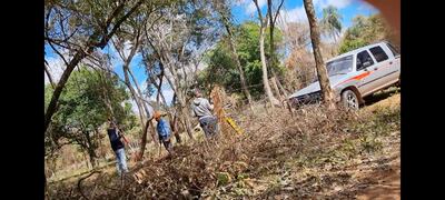 Obreros particulares trabajan en la colocación de postes y mojones en la finca.