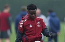 Bukayo Saka, defensor del Arsenal, en el entrenamiento de este lunes previo al juego frente al Inter.